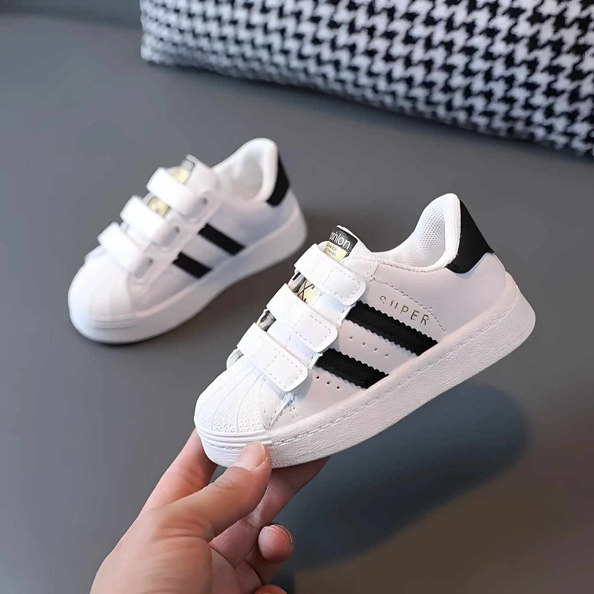 tênis infantil masculino na cor branco e preto.