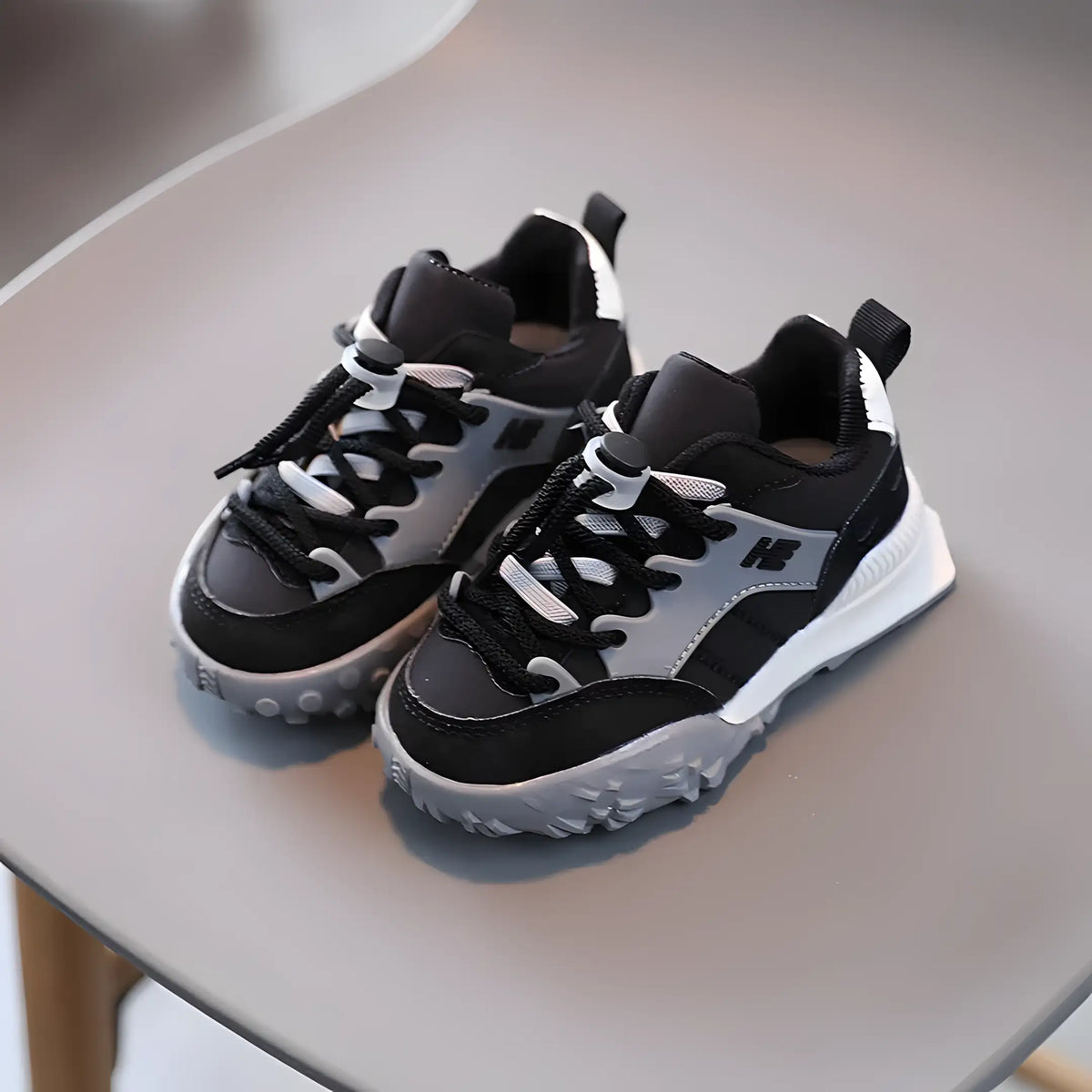 tênis infantil masculino casual na cor preto.