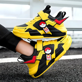 Tênis Infantil Masculino Pokémon Pikachu sendo usado por uma criança.