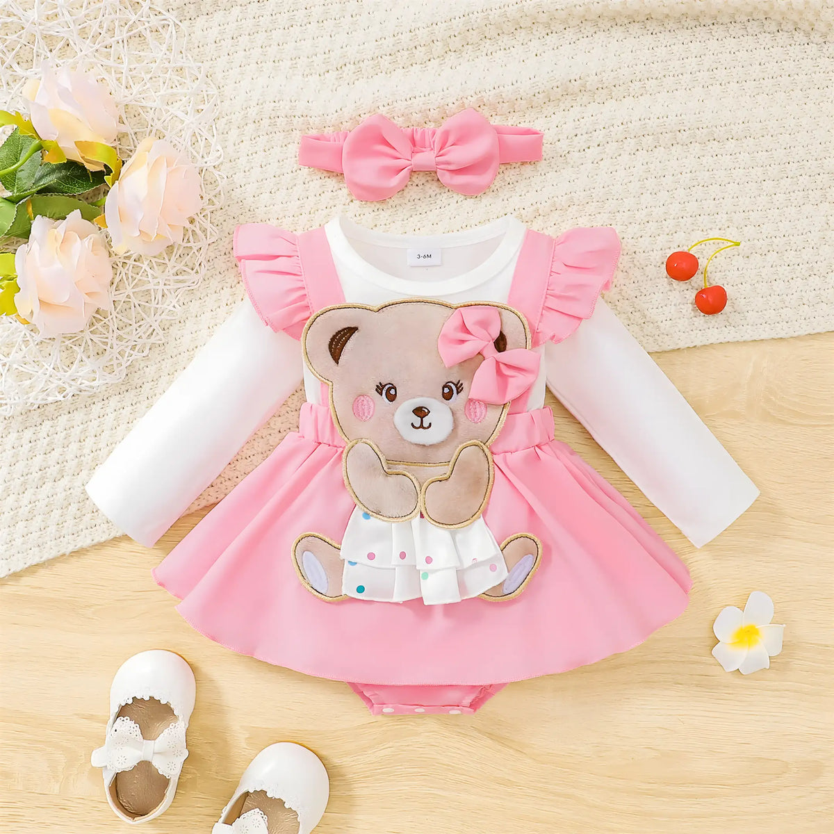 vestido infantil para menina estilo body bordado em exibição destacando sua parte frontal.