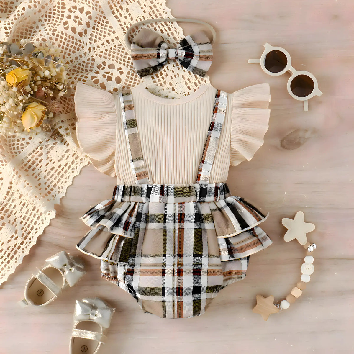 vestido infantil para menina estilo body ruffle em exibição ao lado do sapato.